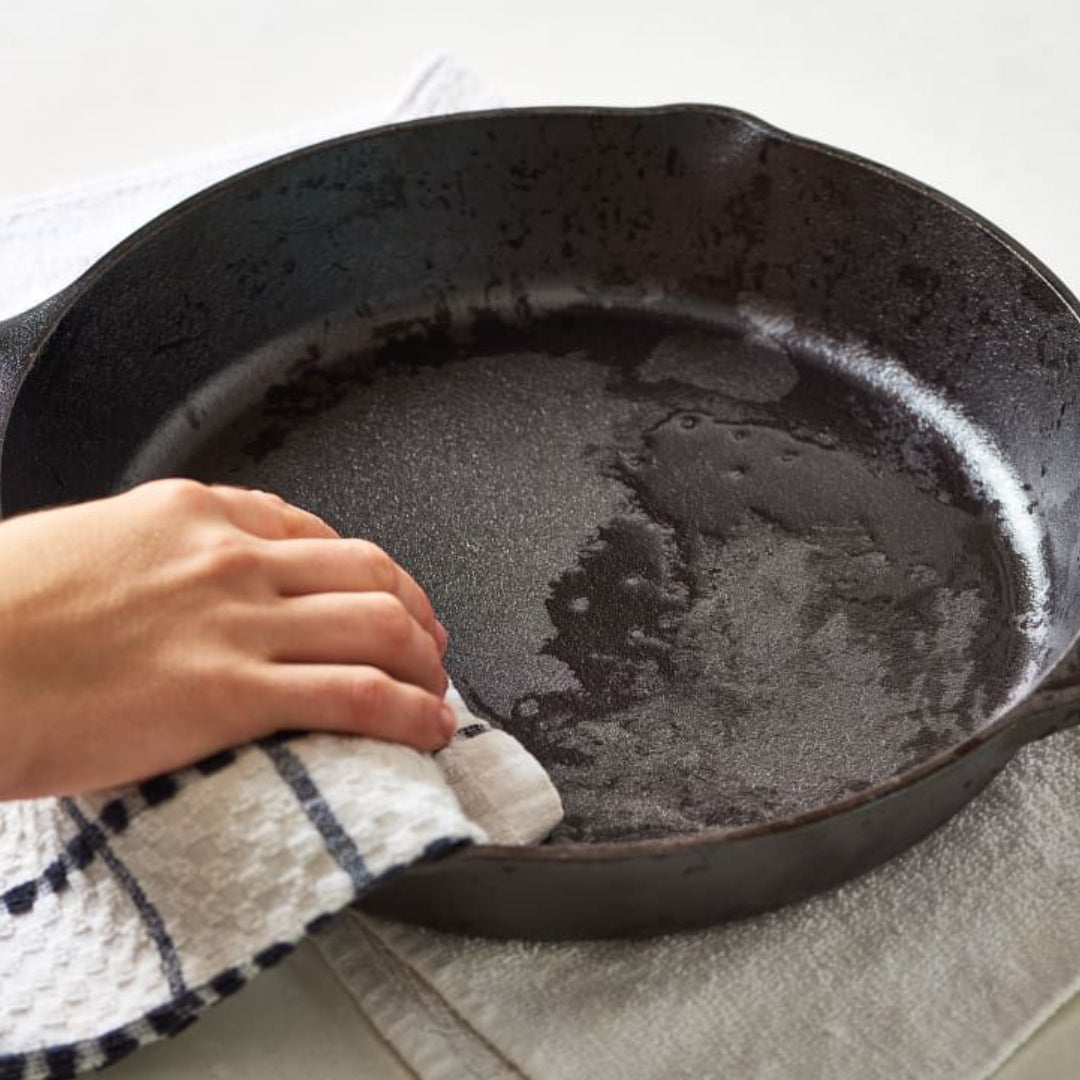 How to Clean Cast Iron Cookware – Lamarmite